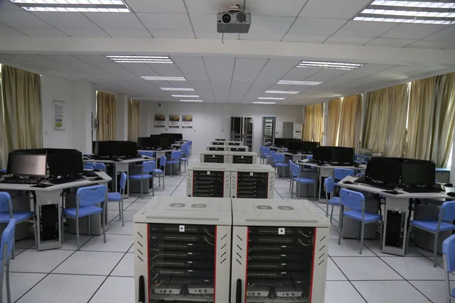 我校計(jì)算機(jī)室設(shè)備與網(wǎng)絡(luò)服務(wù)情況